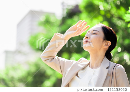 關心陽光的西裝女人 121158030