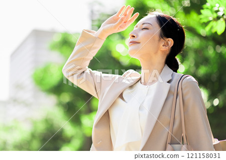 關心陽光的西裝女人 121158031