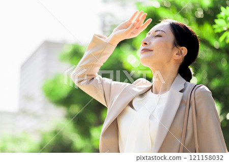 關心陽光的西裝女人 121158032