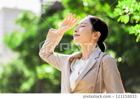 關心陽光的西裝女人 關心陽光的西裝女人 121158033