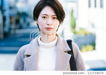 走在城市的一名婦女 121158078