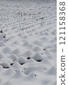 白雪覆蓋的稻田 121158368