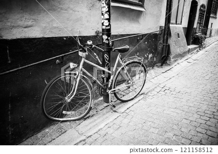 [Sweden] Abandoned bicycle in the old town 121158512