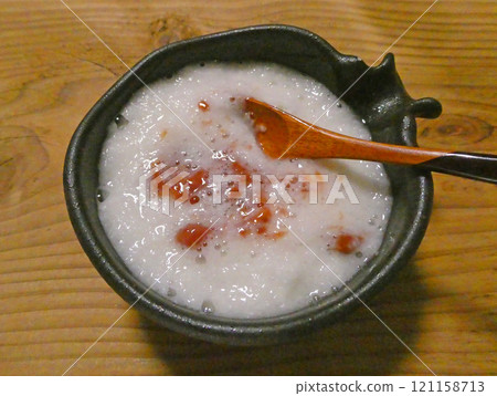 山藥與磨碎的李子肉的照片,帶有紅醃李子的酸味 山藥與磨碎的李子肉的照片,帶有紅醃李子的酸味 121158713