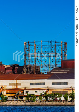 從松山觀光渡輪碼頭附近看到的北九州工廠(新日鐵九州工廠)的晨景【福岡縣北九州市】 從松山觀光渡輪碼頭附近看到的北九州工廠(新日鐵九州工廠)的晨景【福岡縣北九州市】 121158730