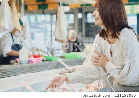 Young woman shopping at the market 121158859