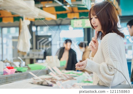 年輕女子在市場購物 121158863