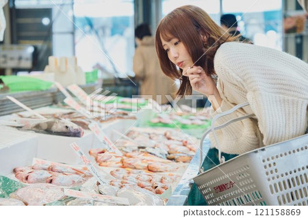 年輕女子在市場購物 年輕女子在市場購物 121158869