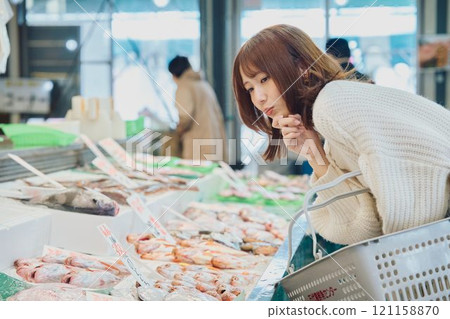 年輕女子在市場購物 121158870