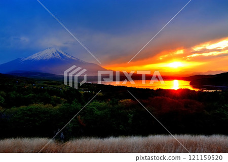 The magnificent view of Mt. Fuji at dusk from the Yamanakako Panorama Deck in Kanto, Yamanakako Village, Yamanashi Prefecture (3) The magnificent view of Mt. Fuji at dusk from the Yamanakako Panorama Deck in Kanto, Yamanakako Village, Yamanashi Prefecture (3) 121159520