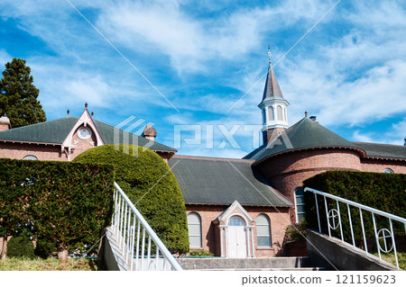 美麗的藍天和歷史悠久的磚砌建築 美麗的藍天和歷史悠久的磚砌建築 121159623