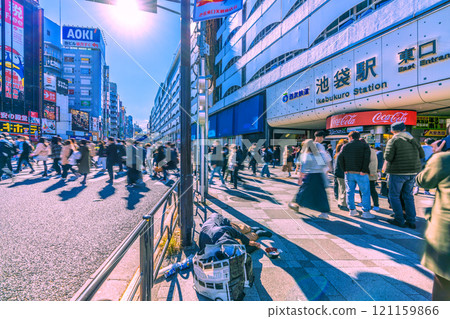 12 月日本東京城市景觀。微弱的陽光，長長的影子，池袋車站東口…人們圍成一圈…希望之光=7天 121159866