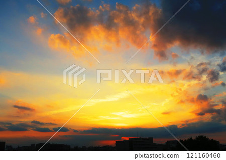 日落天空與烏雲的美麗風景 日落天空與烏雲的美麗風景 121160460