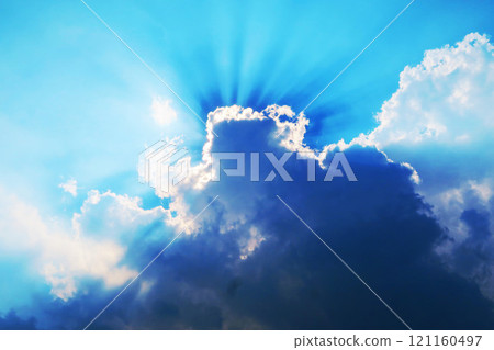 烏雲和藍天的美麗風景，陽光輻射出來 121160497