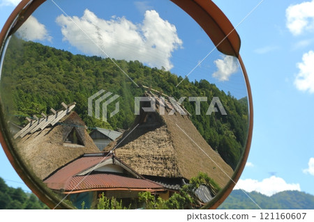 初秋的美山茅草村，鏡子裡倒映著茅草屋 121160607