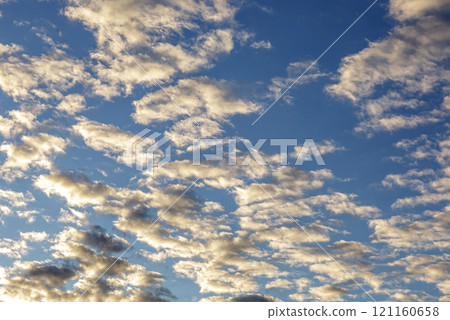陽光斜射下的雲彩【傍晚風景造型為背景素材】 陽光斜射下的雲彩【傍晚風景造型為背景素材】 121160658