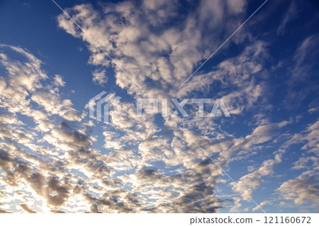 陽光斜射下的雲彩【傍晚風景造型為背景素材】 121160672