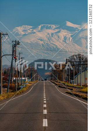 北海道無盡的道路、白雪覆蓋的旭岳、秋天的紅葉 121160732