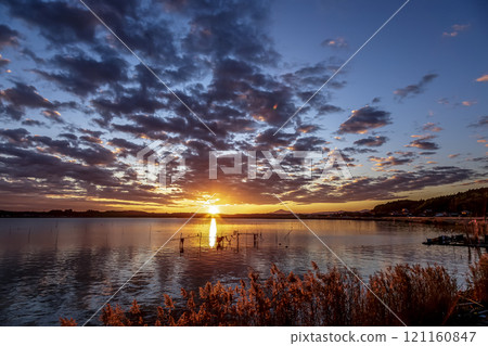 Evening view of Lake Hinuma and Mount Tsukuba [Nose side of Oyazawa, Ibaraki Town, Ibaraki Prefecture] 121160847