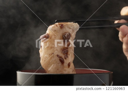 用筷子夾起白子麻糬 121160963