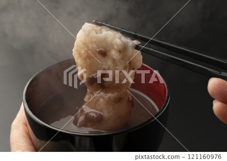 Pick up the mochi in sweet red bean soup with chopsticks 121160976
