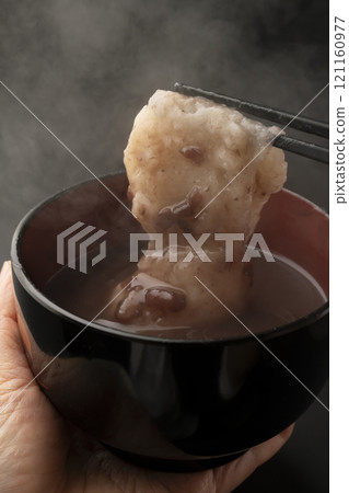 用筷子夾起白子麻糬 用筷子夾起白子麻糬 121160977