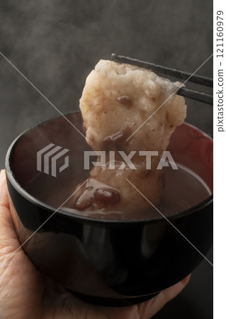 Pick up the mochi in sweet red bean soup with chopsticks 121160979