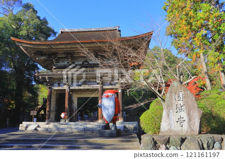Autumn at Miidera Temple (Niomon Gate, Otsu City) Autumn at Miidera Temple (Niomon Gate, Otsu City) 121161197
