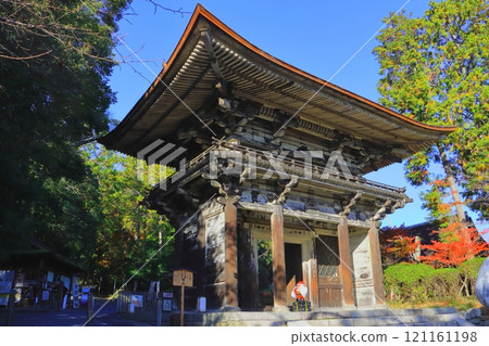 Autumn at Miidera Temple (Niomon Gate, Otsu City) Autumn at Miidera Temple (Niomon Gate, Otsu City) 121161198
