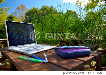 在藍天下在家工作、在自家花園的木甲板上工作或露營的圖片 (30) 在藍天下在家工作、在自家花園的木甲板上工作或露營的圖片 (30) 121161586