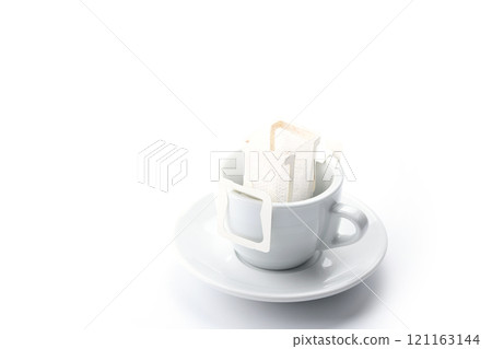 Brewing coffee with a drip bag 121163144