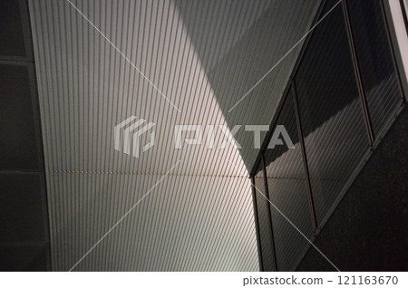 透過建築物之間的縫隙可見窗戶和光線 121163670