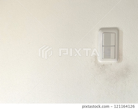 開關周圍的白色壁紙沾滿了手垢 121164126