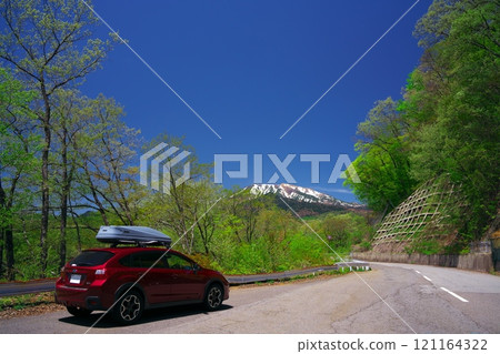 從鮮綠的御岳天際線眺望禦嶽山 從鮮綠的御岳天際線眺望禦嶽山 121164322