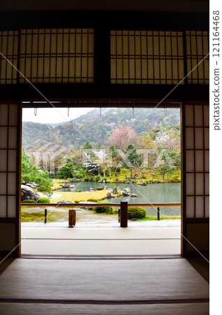 【春天的京都觀光】從北條看到的嵐山、天龍寺和曾源池花園的櫻花【花灑雨】 121164468