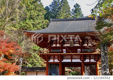 秋天的室生寺和仁王門（奈良郡宇陀市） 121164502