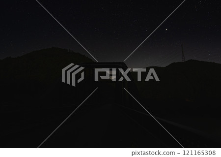 Starry sky view from Otagawa Dam in Morimachi (Shizuoka Prefecture) 121165308