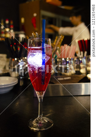 吧台上的酒杯 吧台上的酒杯 121165468