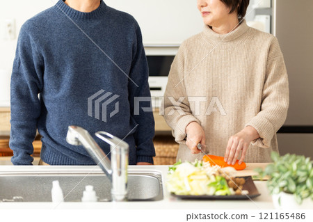 中年夫婦在廚房準備火鍋菜餚 121165486