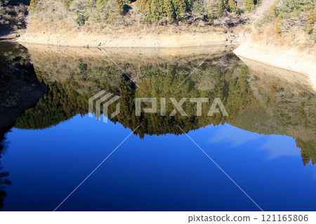 冬日蔚藍的天空倒映在壩湖中 冬日蔚藍的天空倒映在壩湖中 121165806