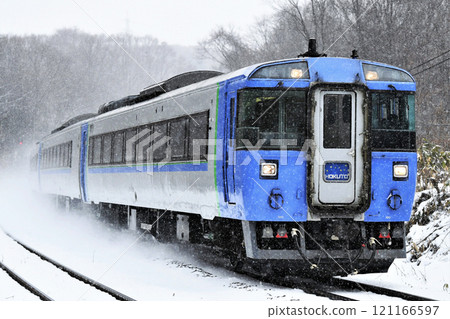 Kiha 183 series express train "Hokuto" Hakodate Main Line, Niyama Station Kiha 183 series express train "Hokuto" Hakodate Main Line, Niyama Station 121166597