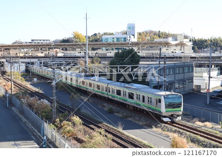 JR新橫濱車站出發的橫濱線列車 JR新橫濱車站出發的橫濱線列車 121167170