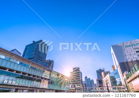 日本東京城市景觀12月...新宿站南口、新宿站甲州街道檢票口、Busta新宿等景觀...希望之光=7日 日本東京城市景觀12月...新宿站南口、新宿站甲州街道檢票口、Busta新宿等景觀...希望之光=7日 121167760