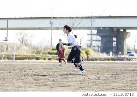 國小隊踢足球 121168718