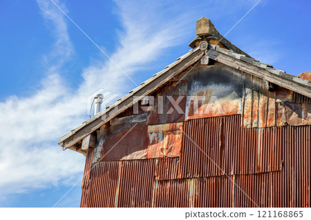 Rusty tin exterior of an old Japanese house 121168865