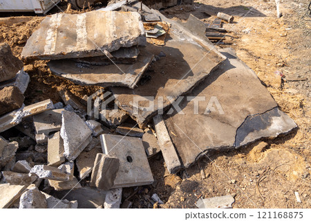 拆除工作中產生的混凝土碎片 121168875