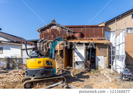 已經開始拆除的老木屋 121168877