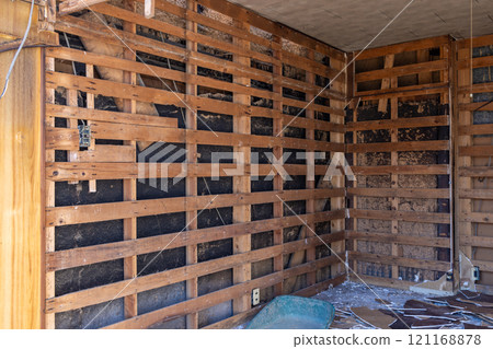 Demolition of an old wooden house has begun - Horizontal truss on the wall 121168878