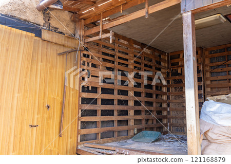 已經開始拆除的老木屋 121168879