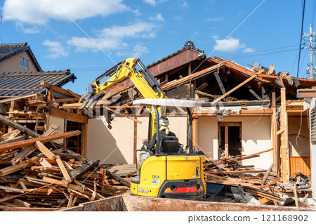 Demolition of an old wooden house 121168902